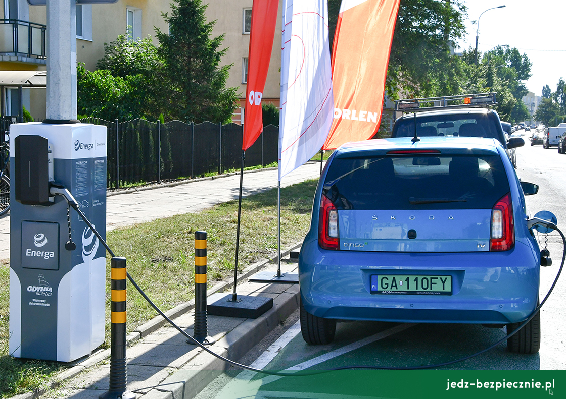 Elektromobilność - w Gdyni rusza pilotażowy program integracji latarni ulicznej z ładowarką do pojazdów elektrycznych